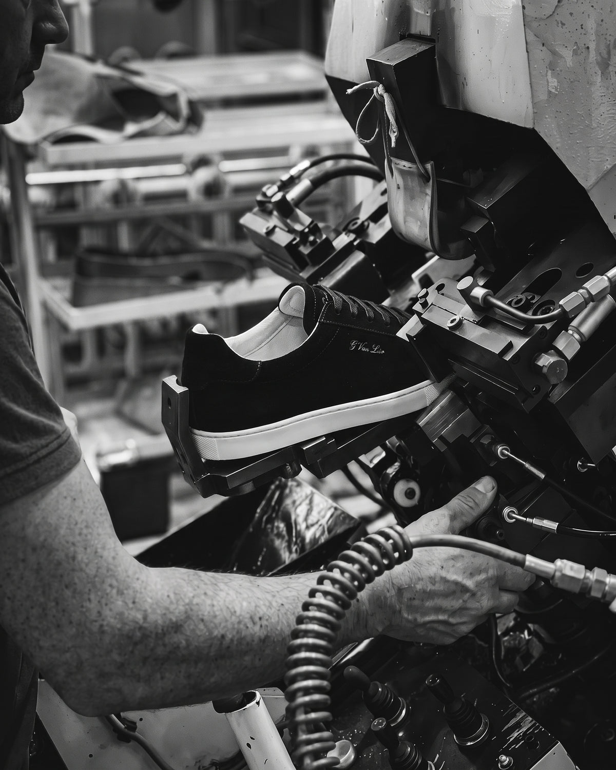 Zwart suède Napoli sneaker – zwart-wit foto van het ambachtelijke productieproces