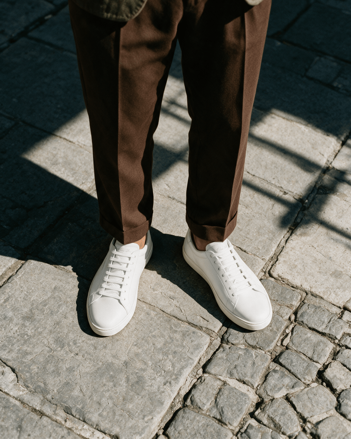 Wit gladleren Napoli sneaker – gedragen, naar beneden kijkend