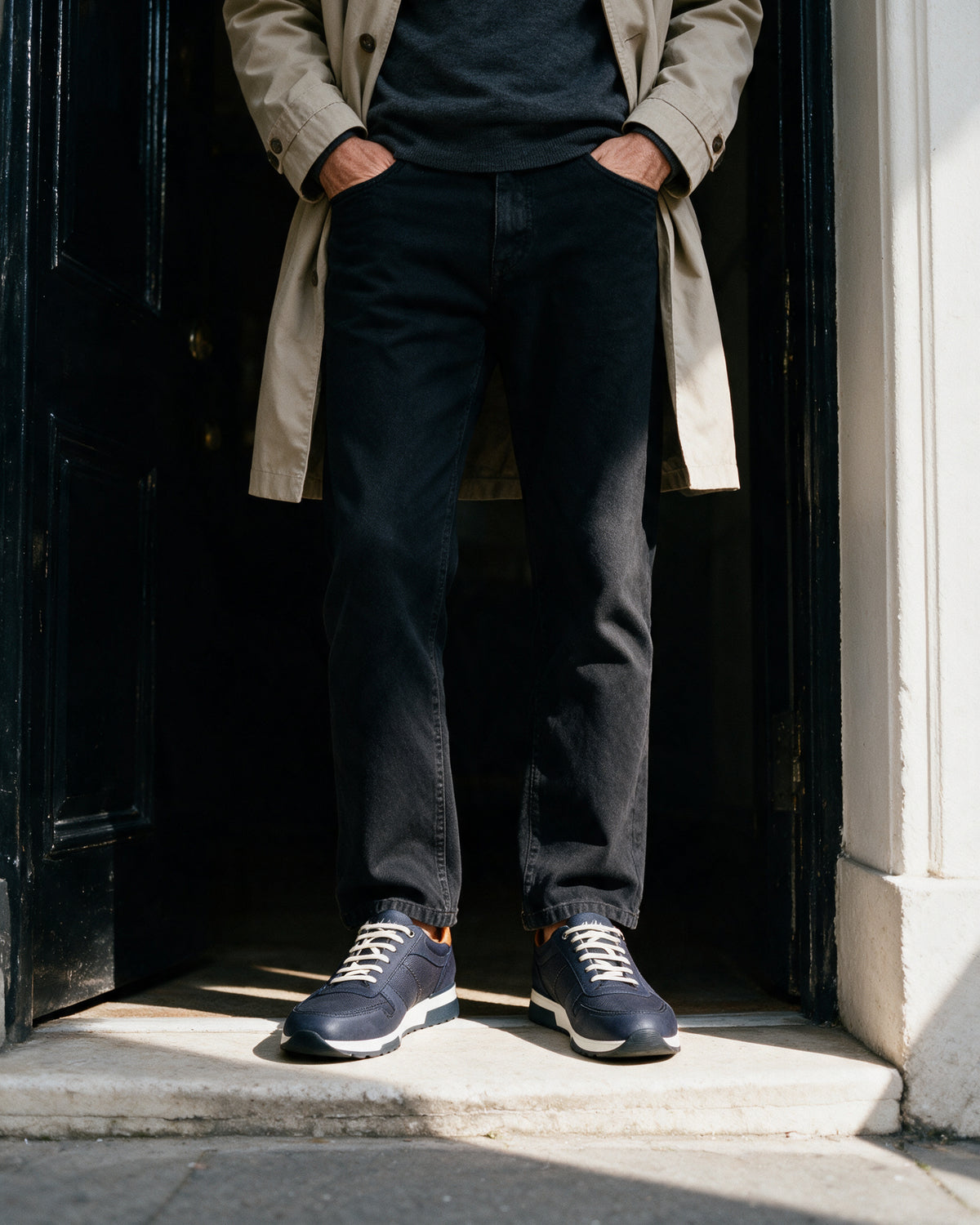 Navy blauw nubuck Positano sneaker – lifestyle frontaal in een deuropening