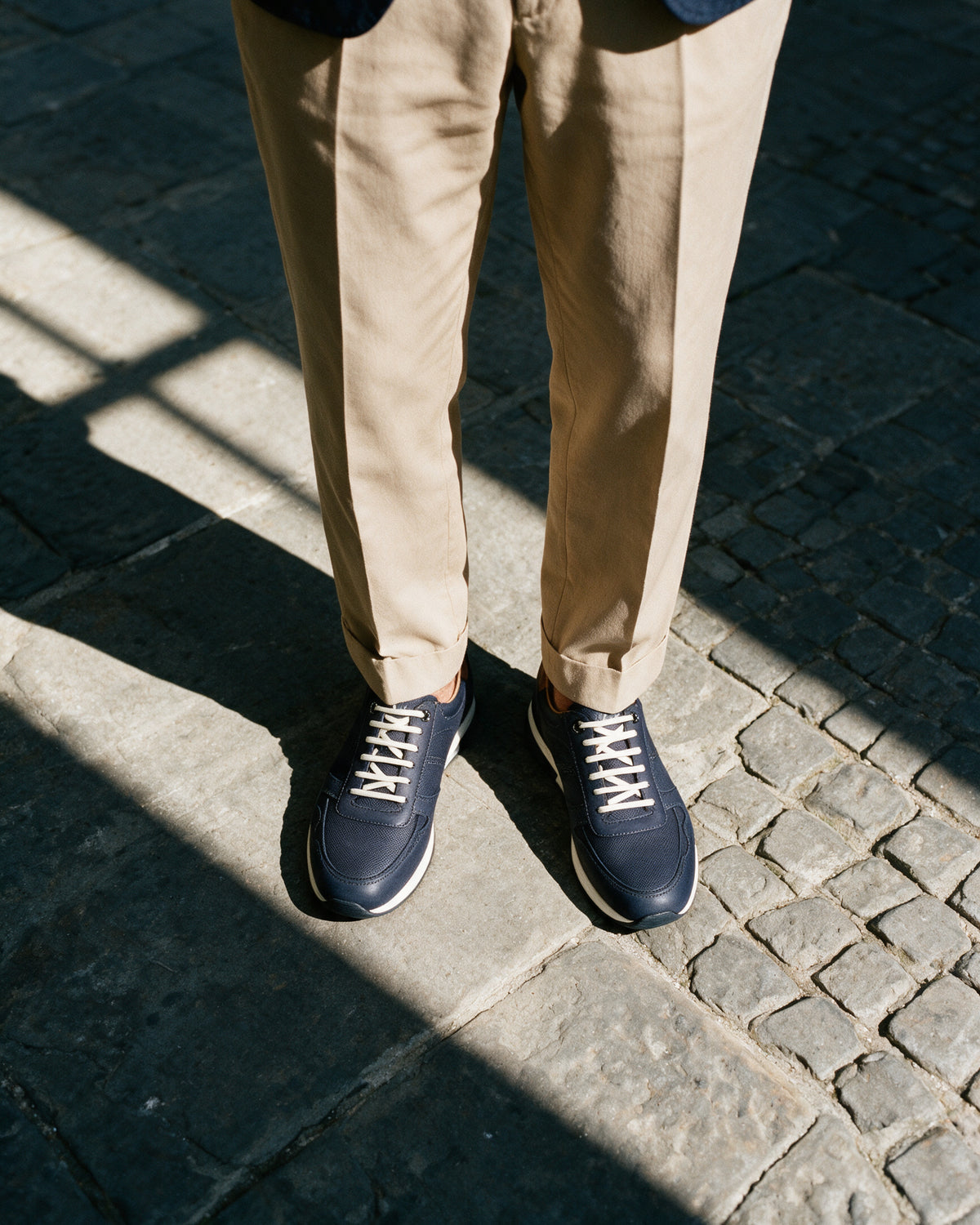 Navy blauw nubuck Positano sneaker – lifestyle met de blik naar beneden