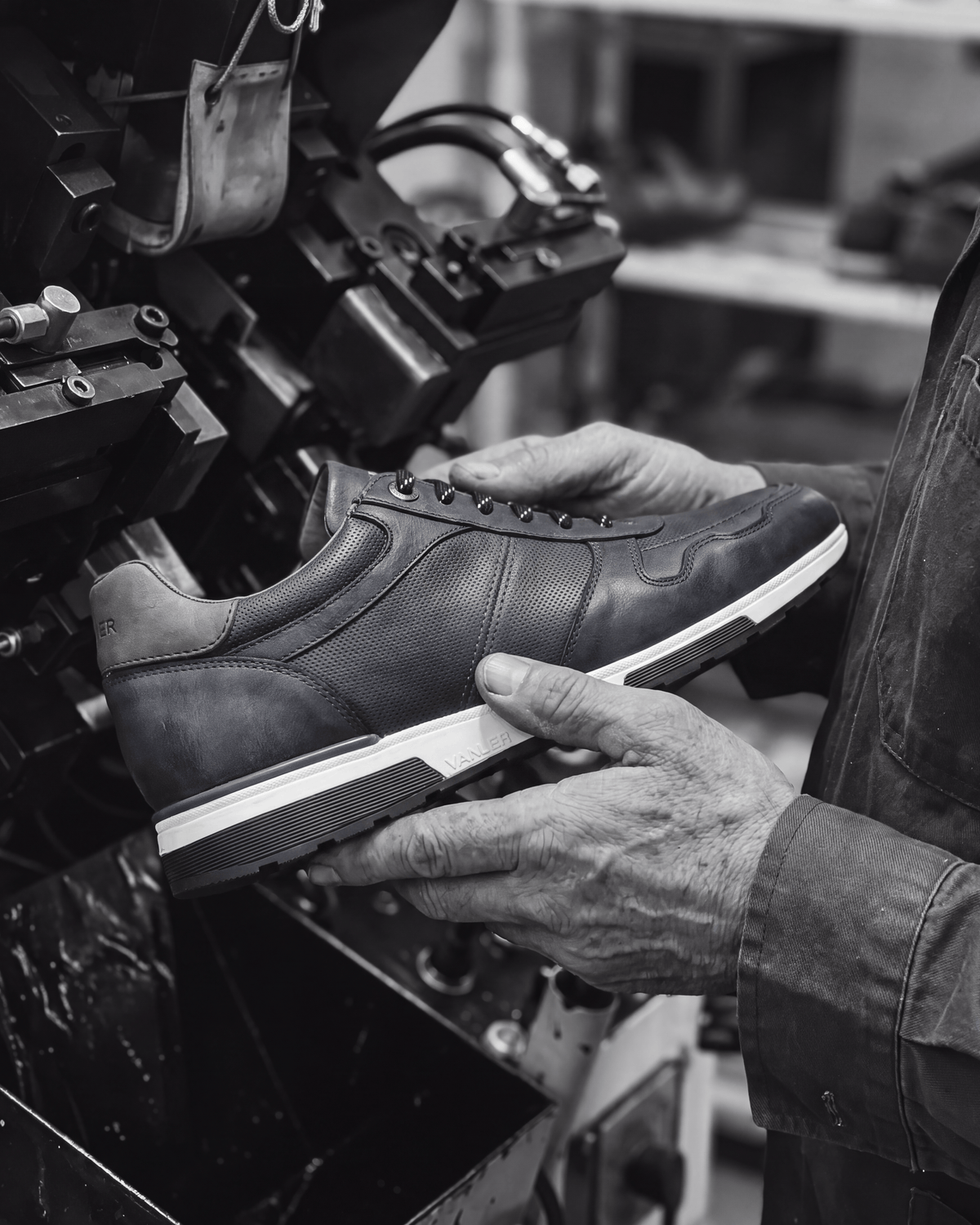 Navy blauw gladleren Positano sneaker – vakmanschap in de fabriek