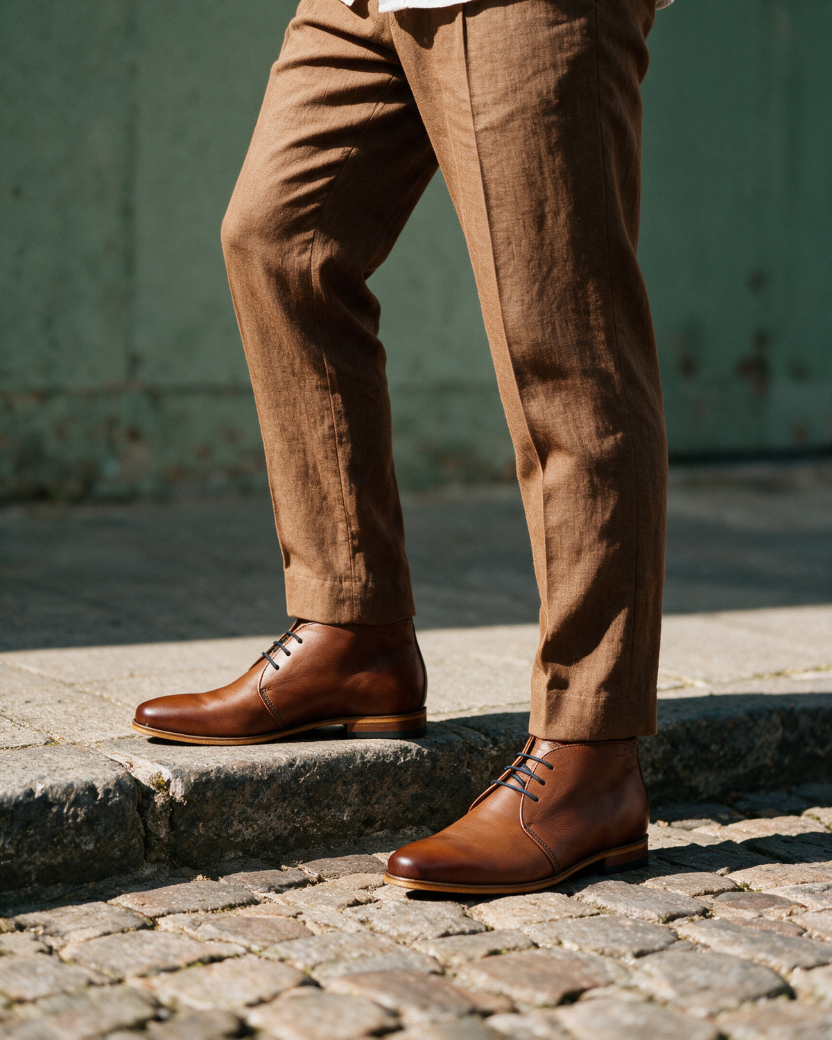 Cognac gladleren Rhodes halfhoge veterschoen – lifestyle bij de stoeprand, enkelhoogte
