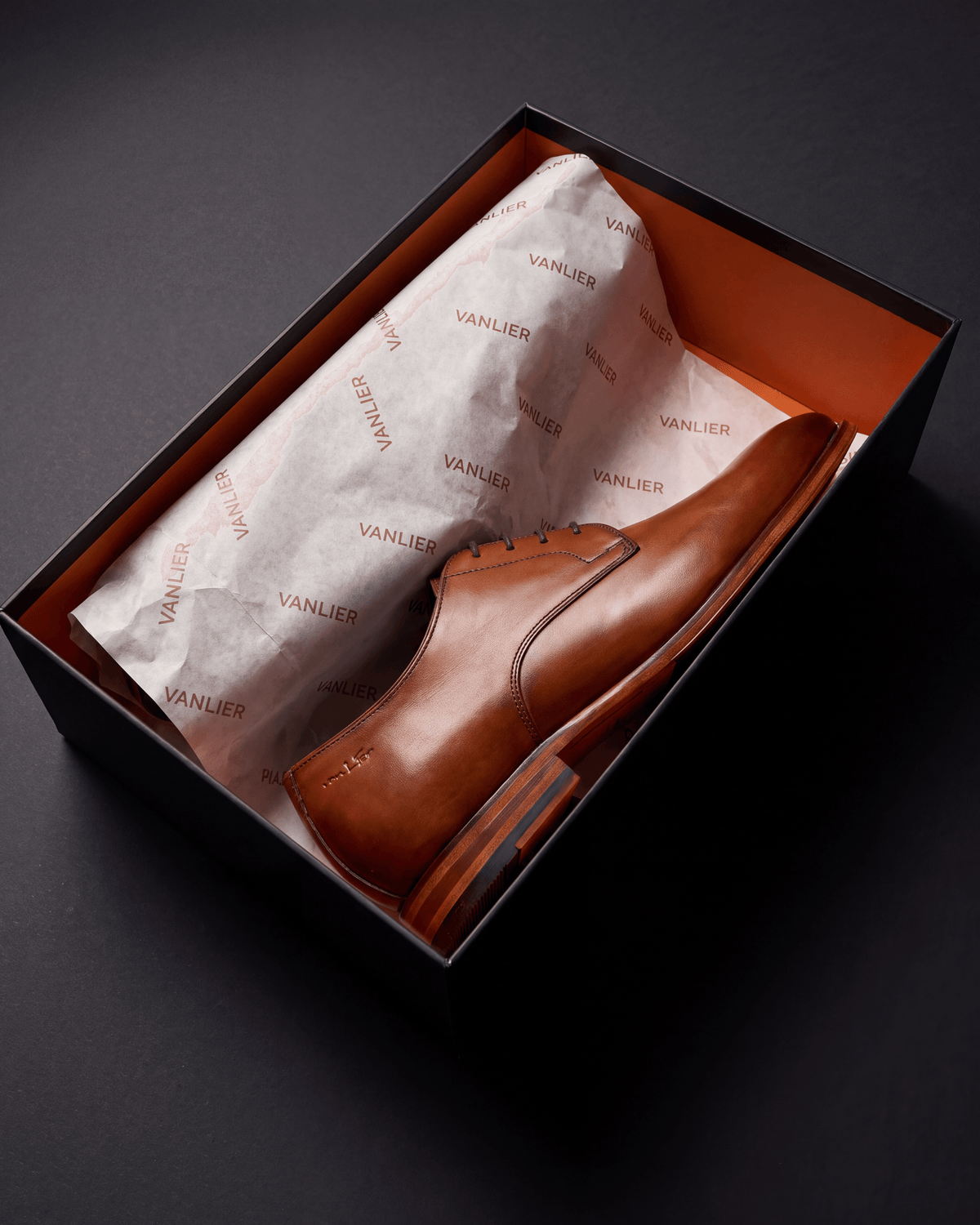 Cognac gladleren Madison veterschoen – in de open schoenendoos
