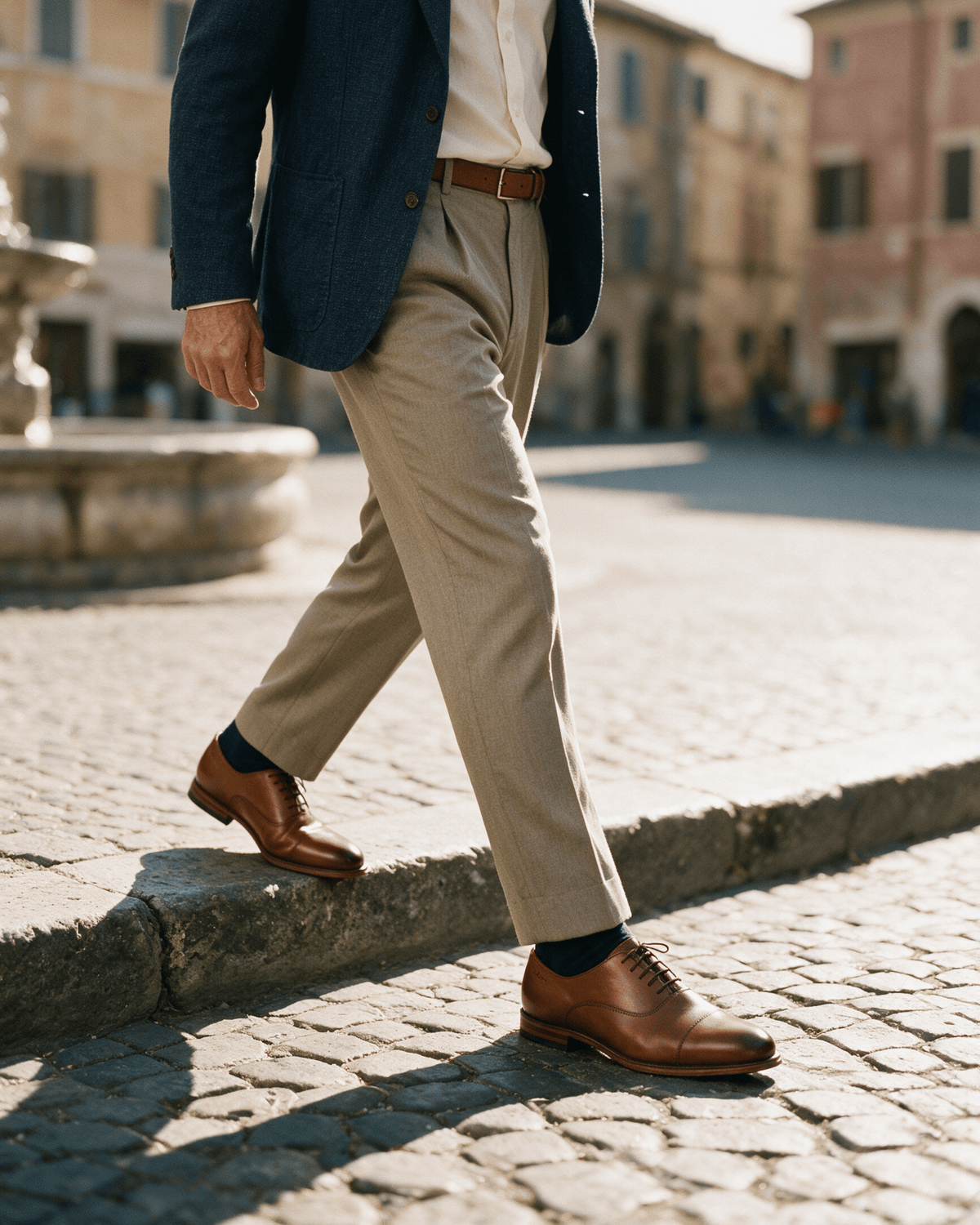 Cognac gladleren Madison veterschoen – gedragen, van een stoeprand stappend