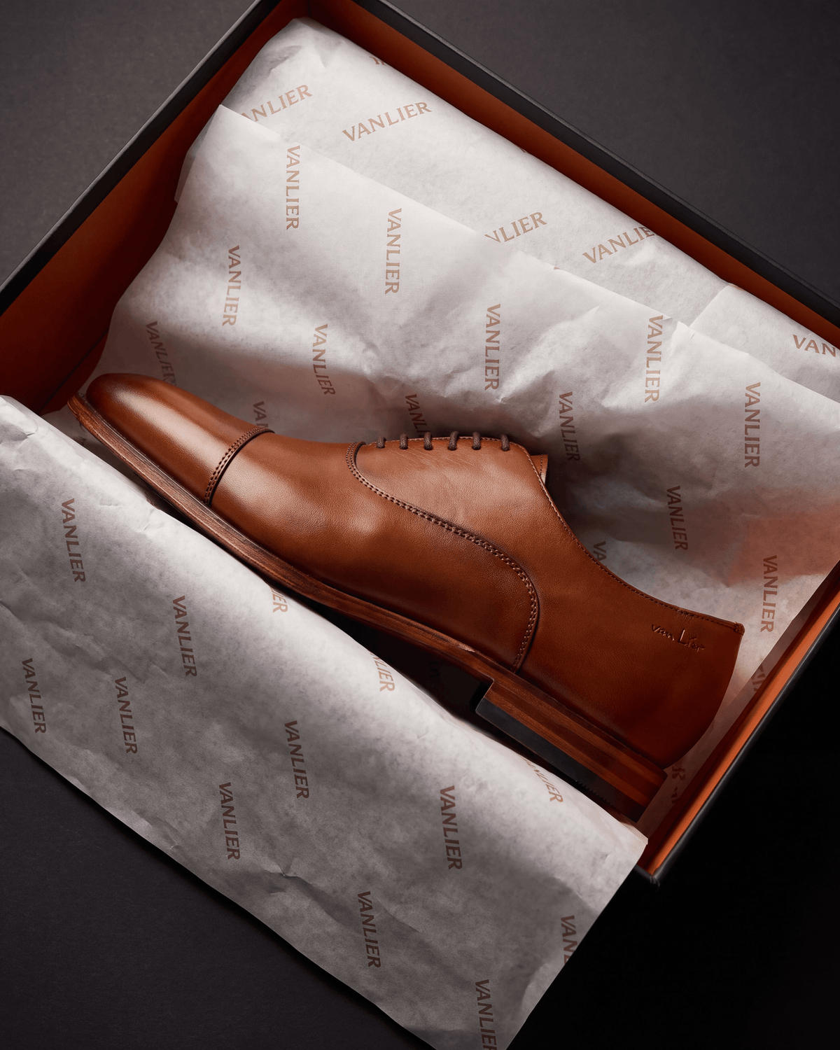 Cognac gladleren Madison veterschoen – in de open schoenendoos