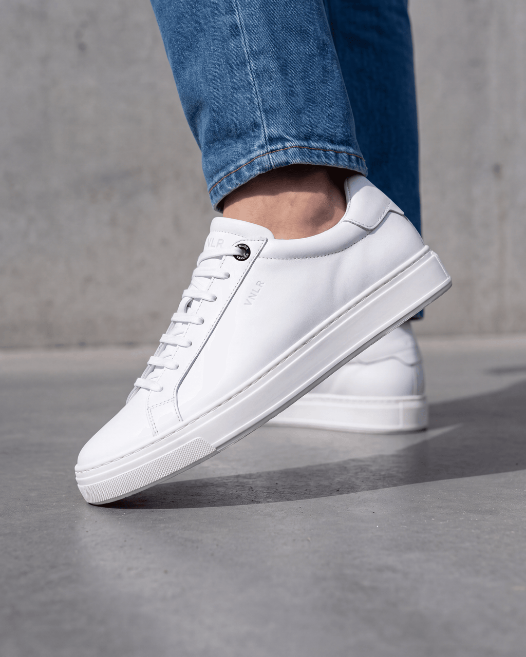 Wit gladleren Barossa sneaker – close-up van het paar in een atelier