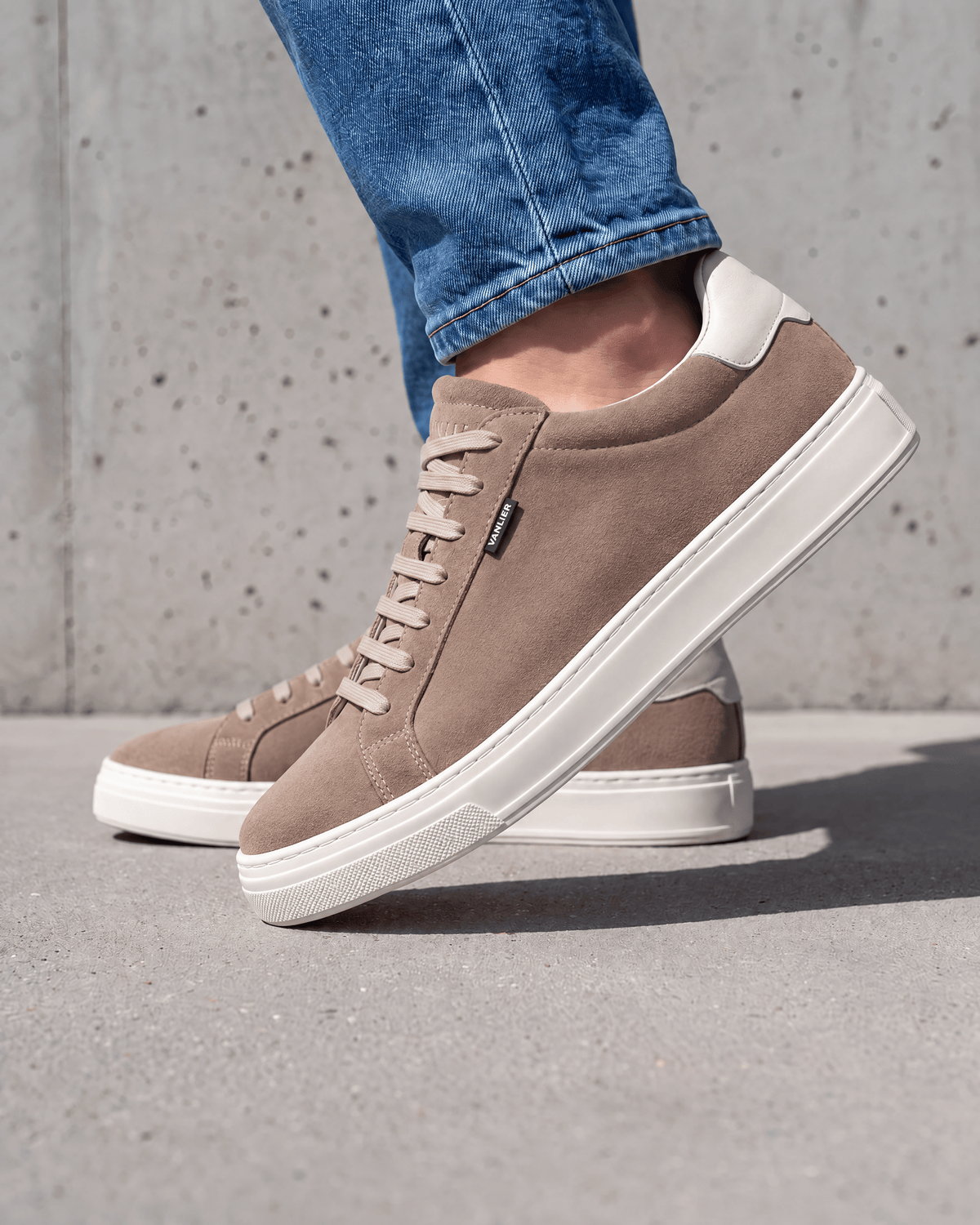 Taupe suède Barossa sneaker – close-up van het paar op ruw beton