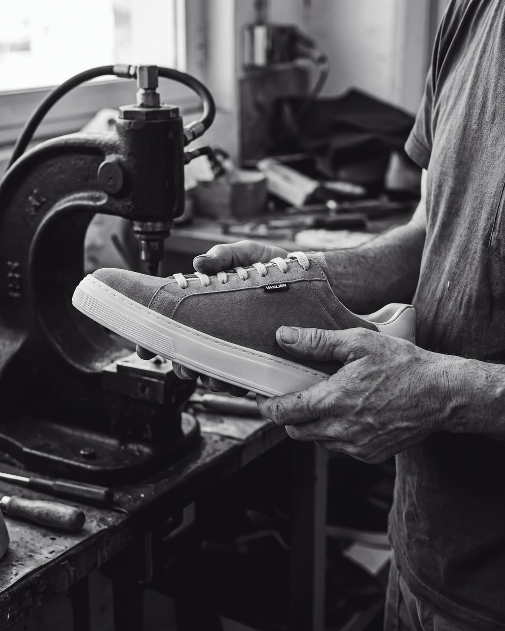 Taupe suède Barossa sneaker – vakmanschap in de fabriek