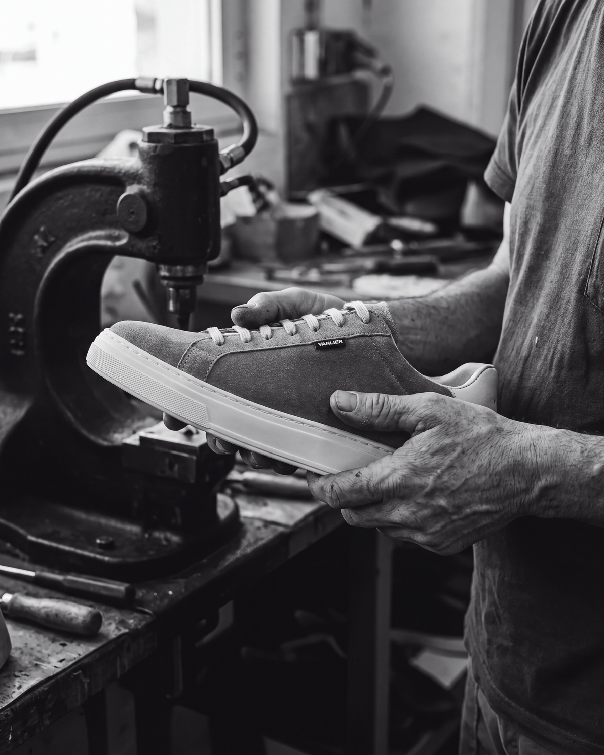 Taupe suède Barossa sneaker – vakmanschap in de fabriek