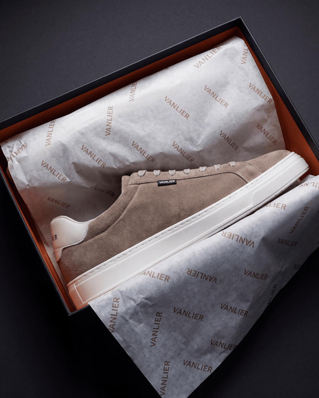 Taupe suède Barossa sneaker – in de open schoenendoos