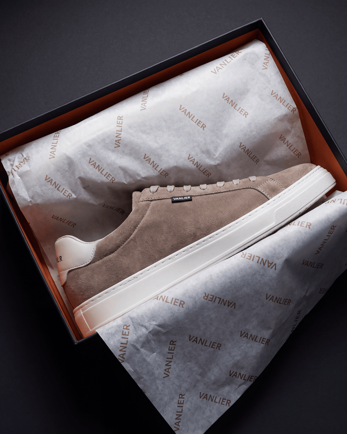 Taupe suède Barossa sneaker – in de open schoenendoos