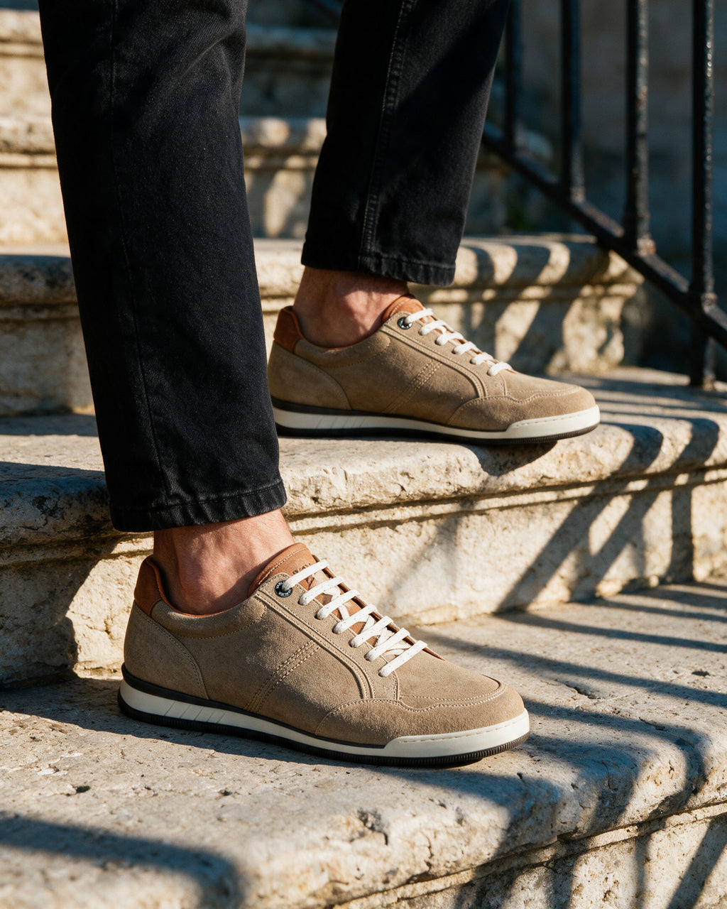 Zand beige suède Magnus sneaker – gedragen, close-up op een trap