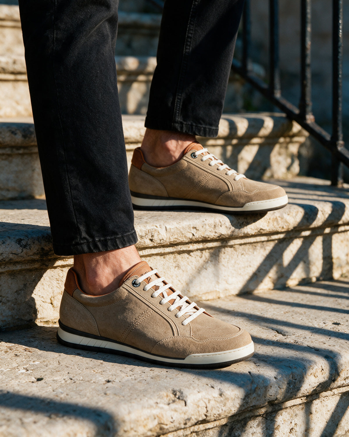 Zand beige suède Magnus sneaker – gedragen, close-up op een trap