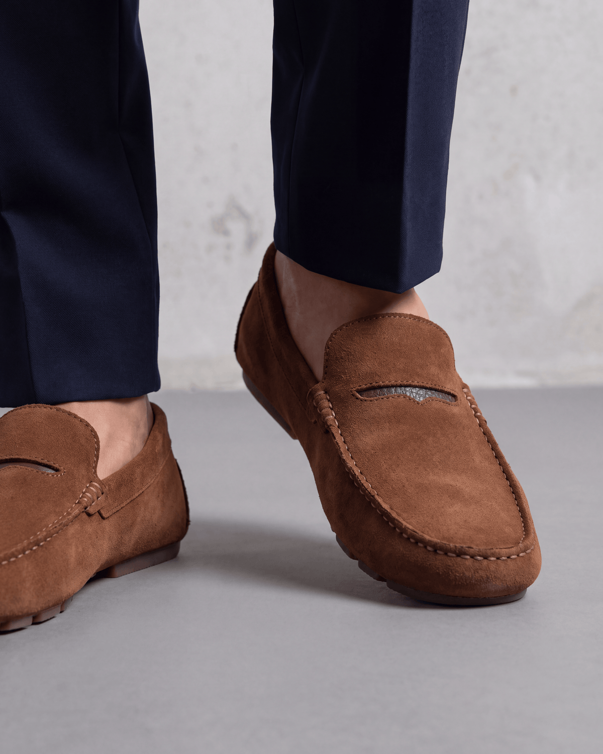 Roest cognac suède Mocassin – close-up van het paar, tweede hoek