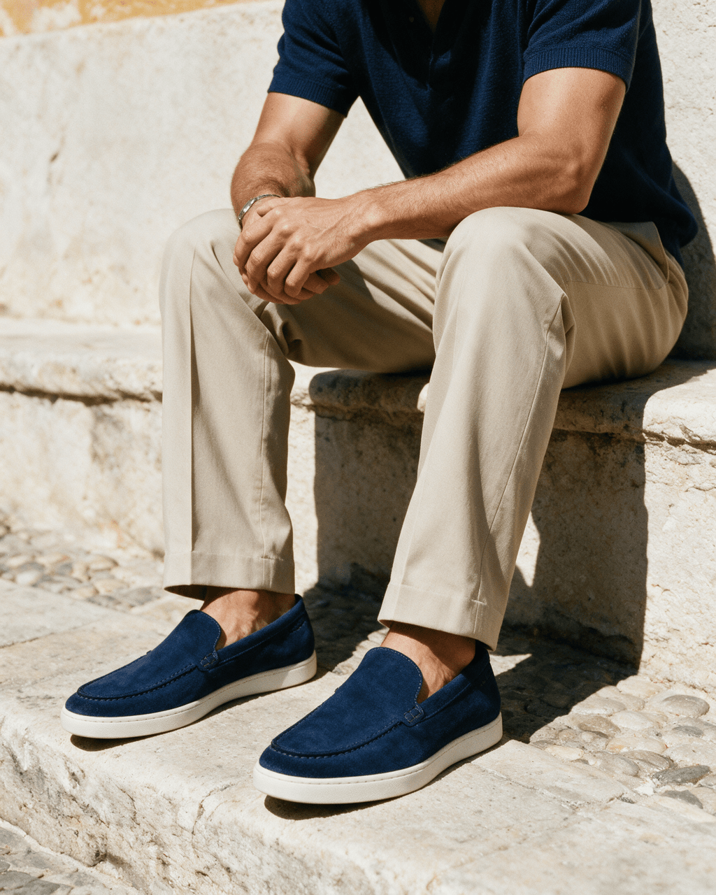 Blauw suède Lugano loafer – gedragen, zittend op een trede