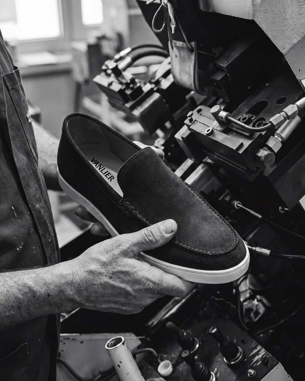Blauw suède Lugano loafer – vakmanschap in de fabriek
