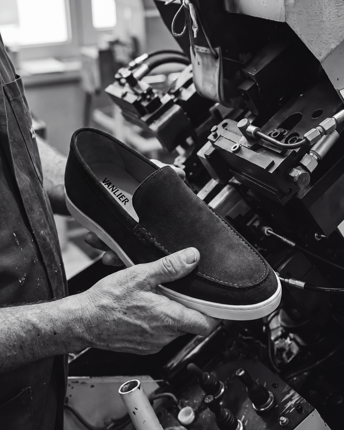 Blauw suède Lugano loafer – vakmanschap in de fabriek