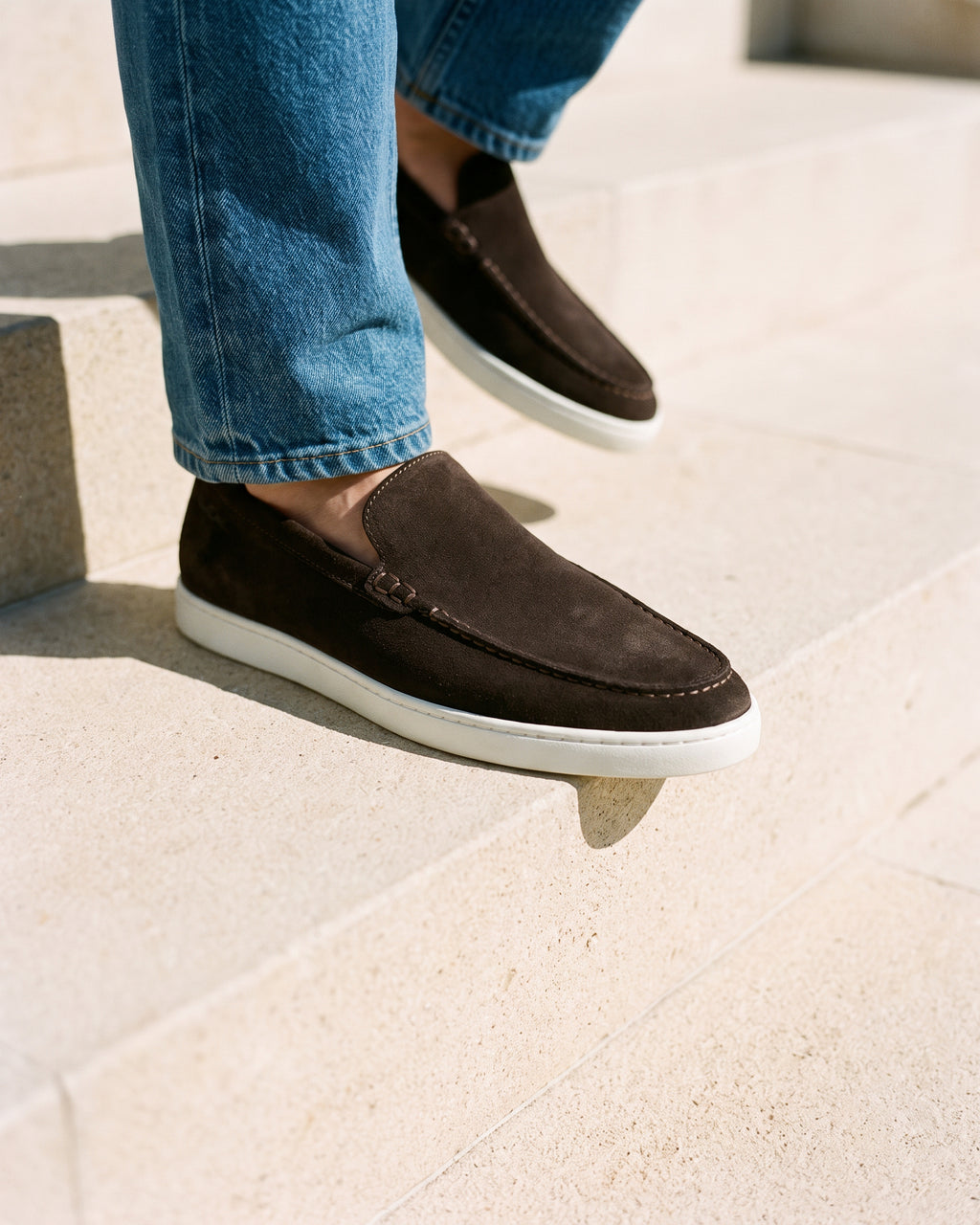 Testa di moro bruin suède Lugano loafer – gedragen, volledige look