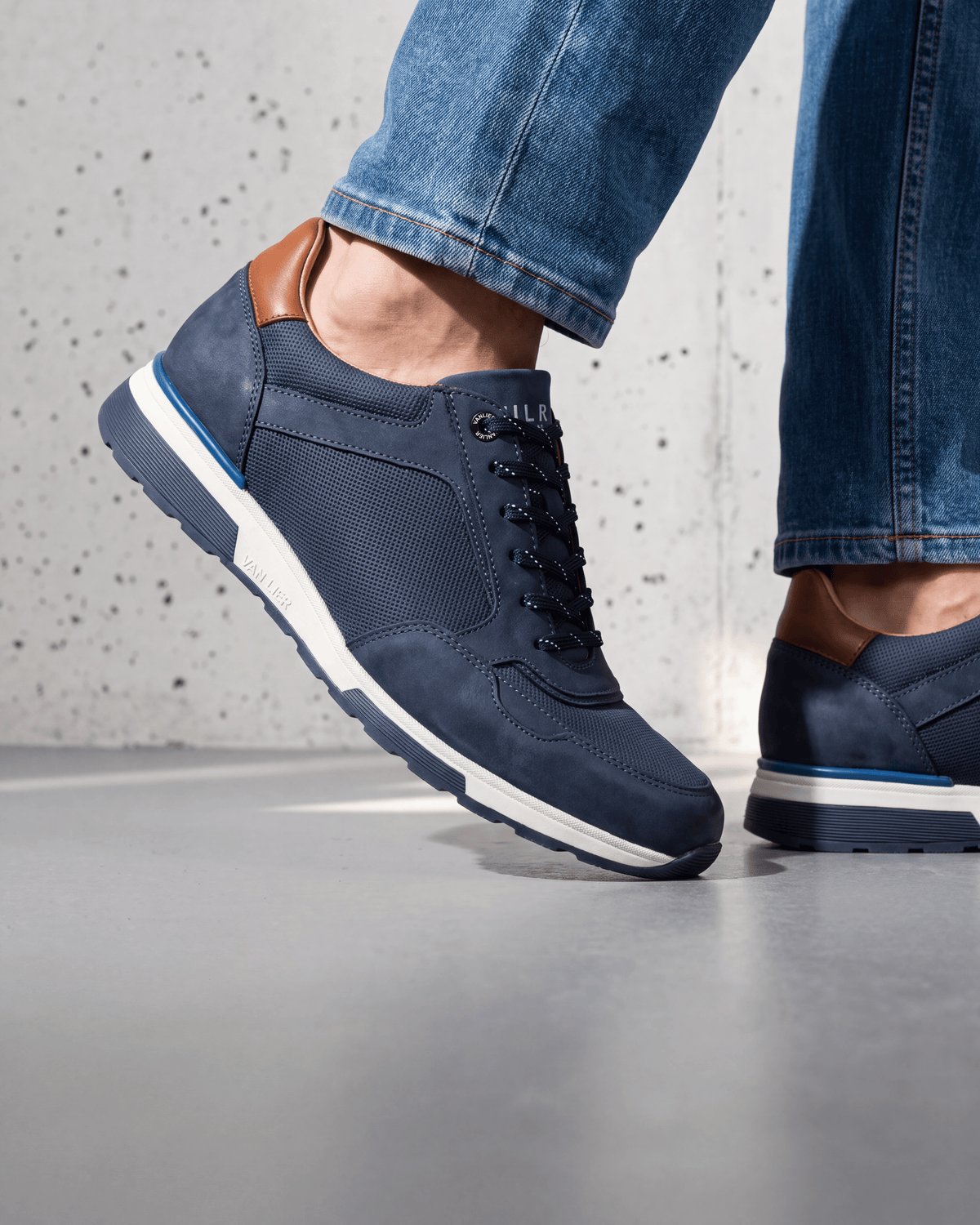 Navy blauw nubuck Positano sneaker – close-up van het paar
