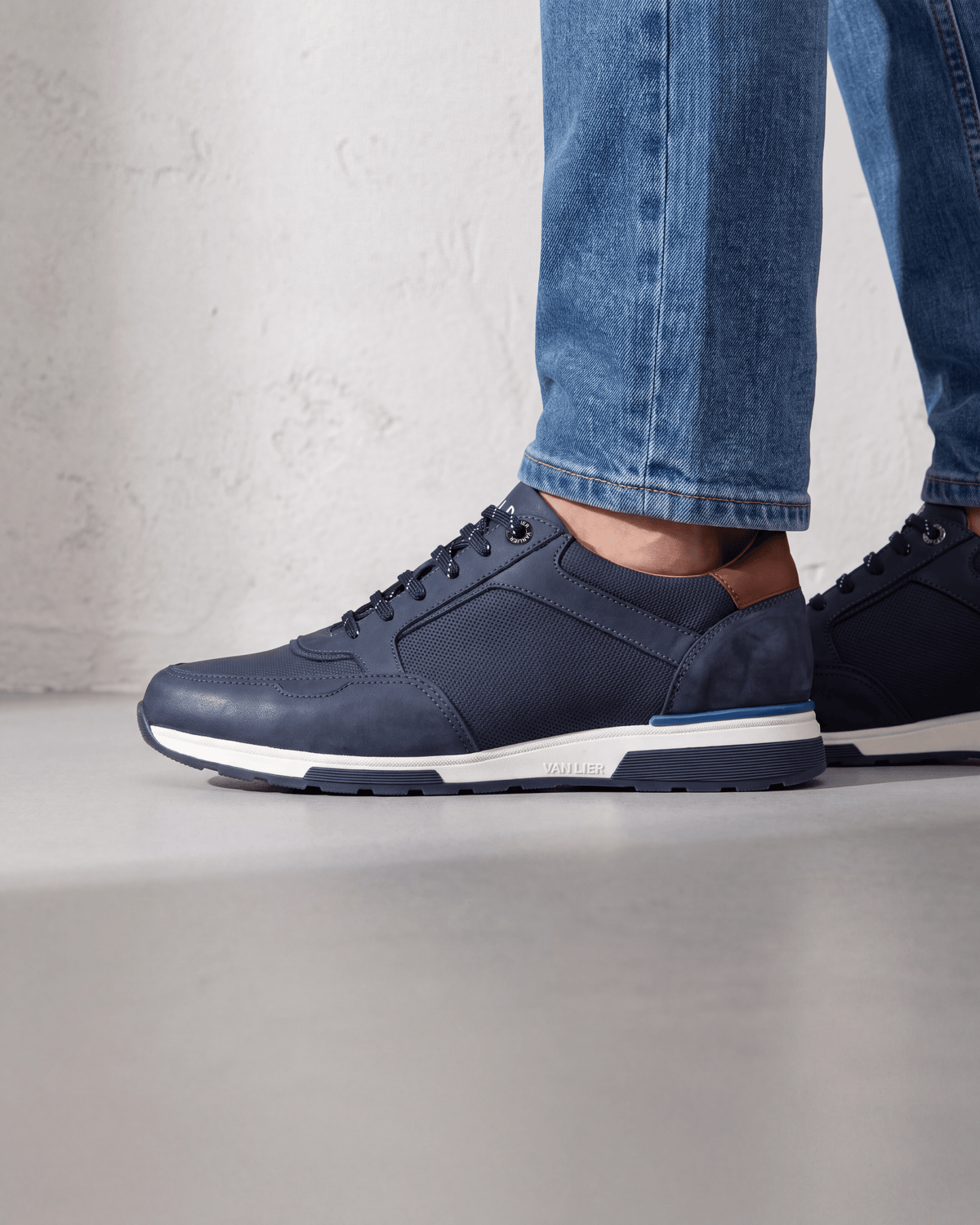Navy blauw nubuck Positano sneaker – close-up van het paar