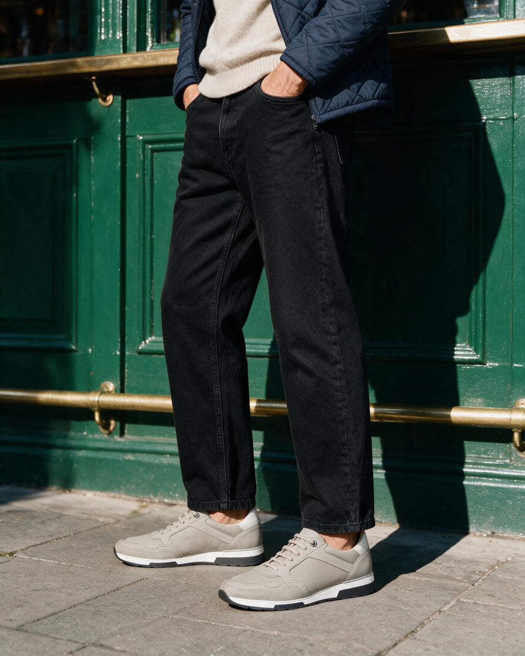 Lichtgrijs nubuck Positano sneaker – lifestyle in profiel voor een pub