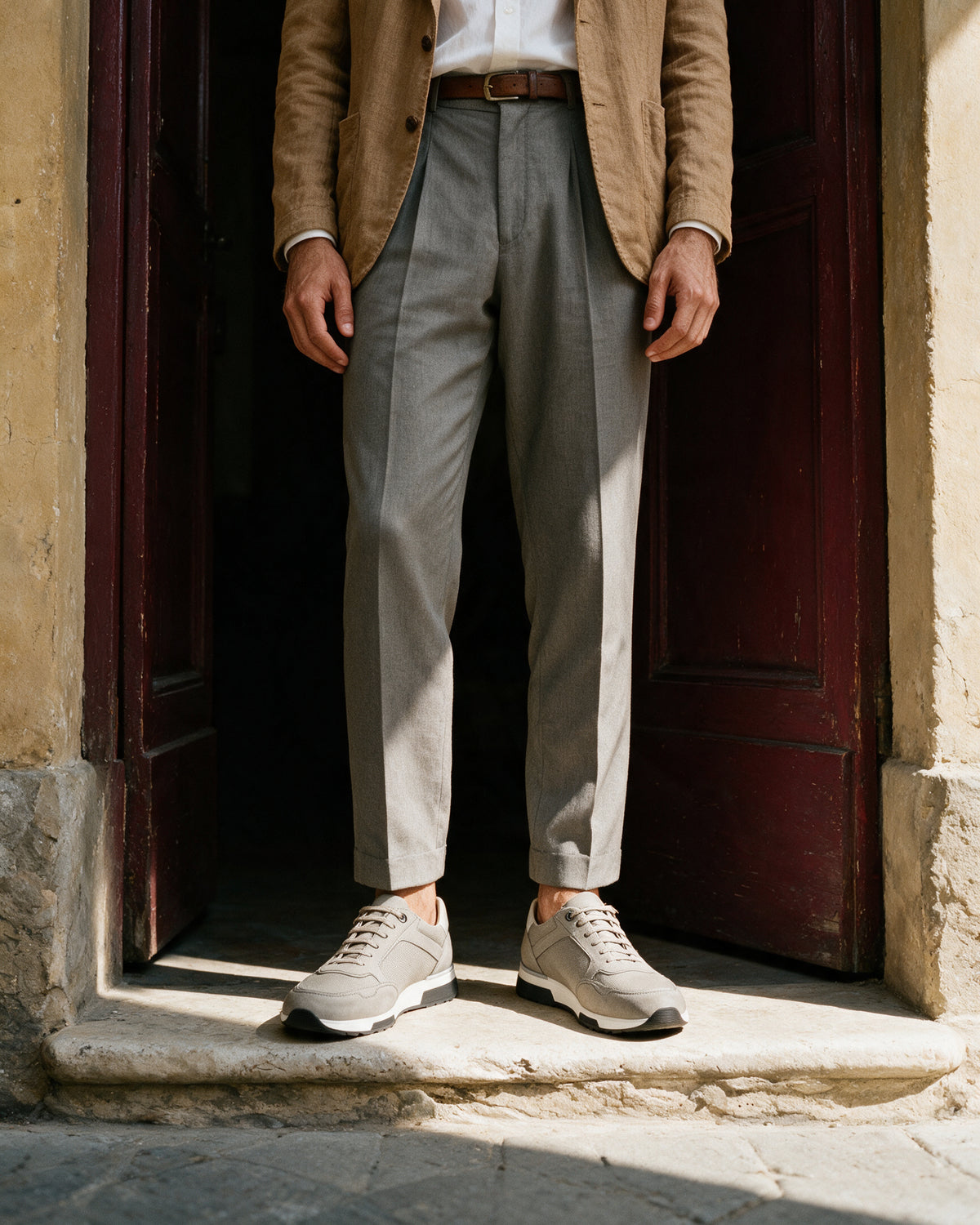 Lichtgrijs nubuck Positano sneaker – lifestyle bij een bordeauxrode deuropening