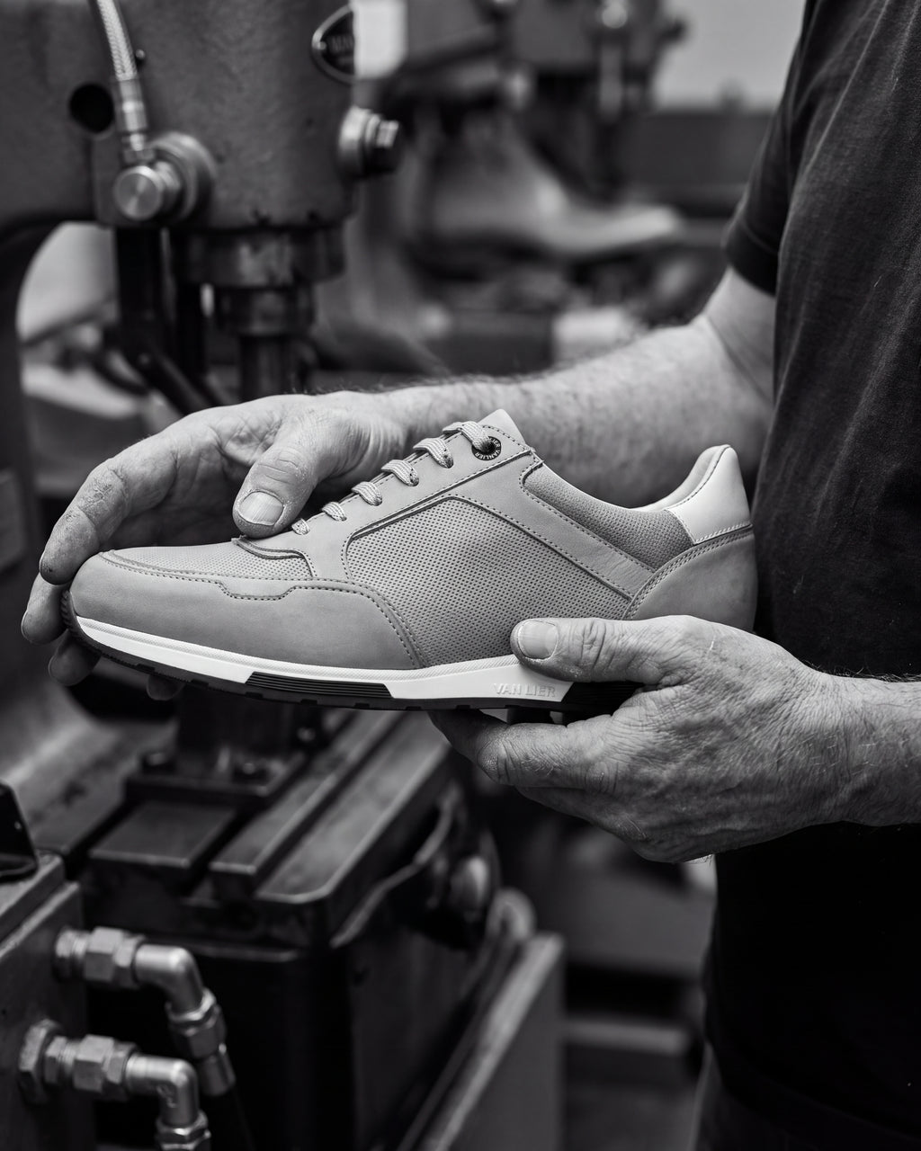 Lichtgrijs nubuck Positano sneaker – gedragen, vakmanschap in beeld