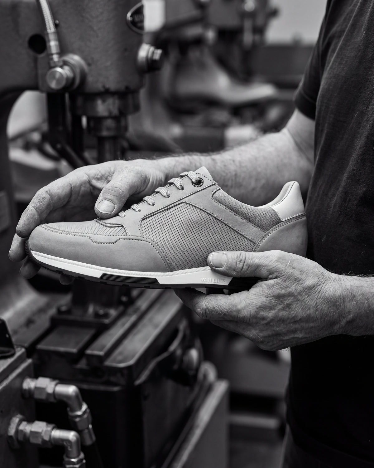 Lichtgrijs nubuck Positano sneaker – gedragen, vakmanschap in beeld