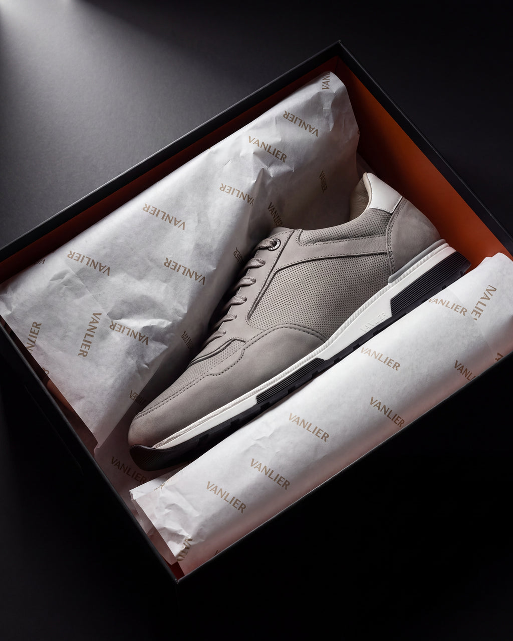 Lichtgrijs nubuck Positano sneaker – in de doos met vloeipapier