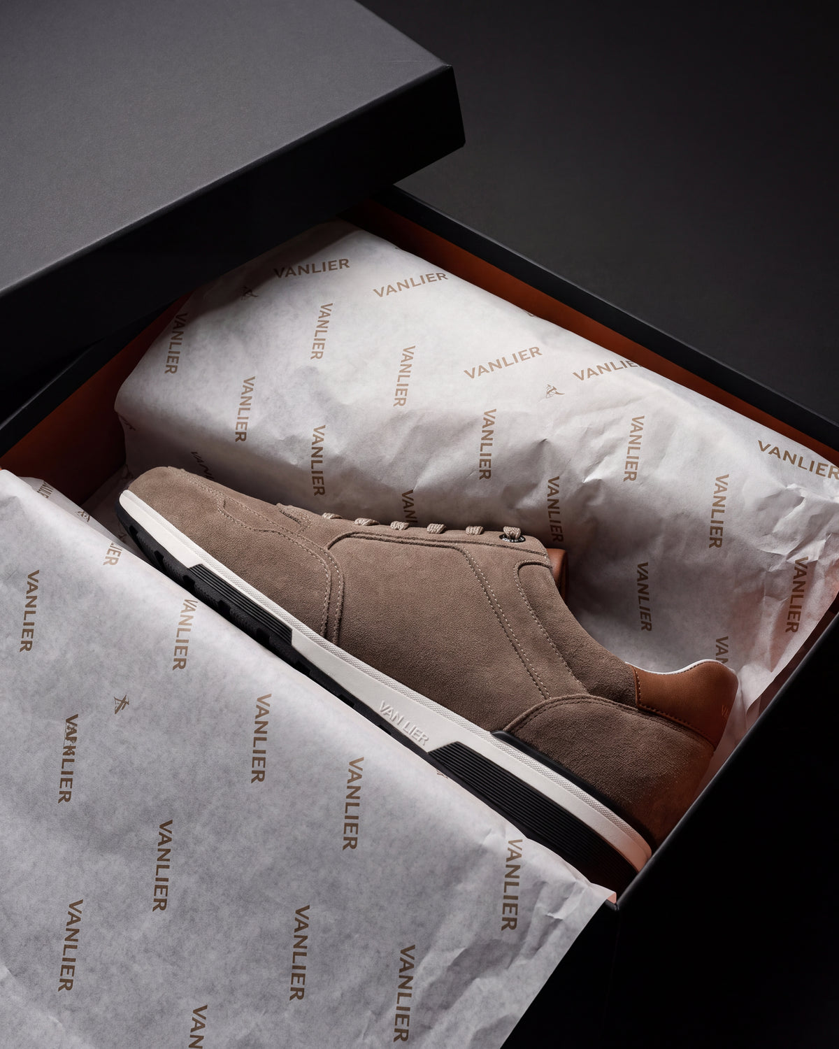 Taupe suède Positano sneaker – in de doos met vloeipapier
