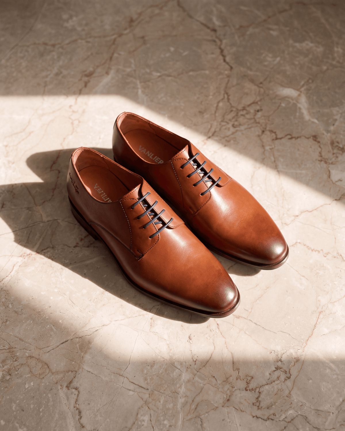 Cognac gladleren Egeus veterschoen – het paar op warm marmer