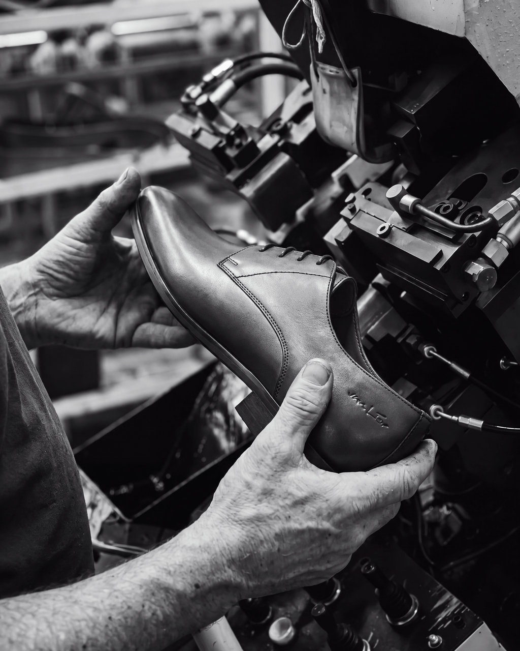 Cognac gladleren Egeus veterschoen – vakmanschap in de fabriek