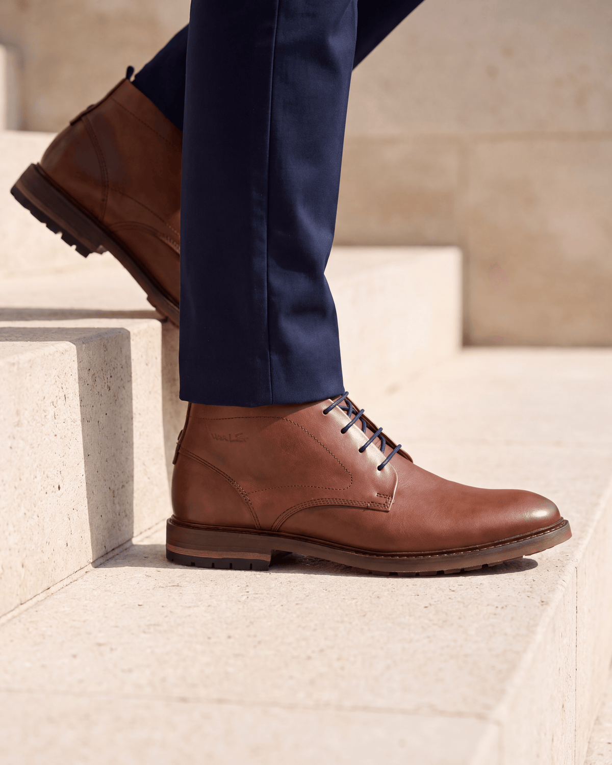 Cognac gladleren Dino Boot – close-up van het paar op kalksteen