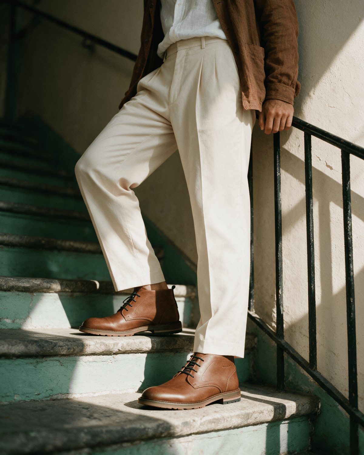 Cognac gladleren Dino Boot – gedragen, pauzerend op een trap