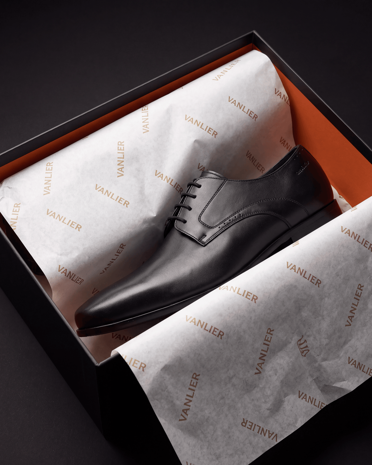 Zwart gladleren met rubberen zool Rhodes veterschoen – in de open schoenendoos