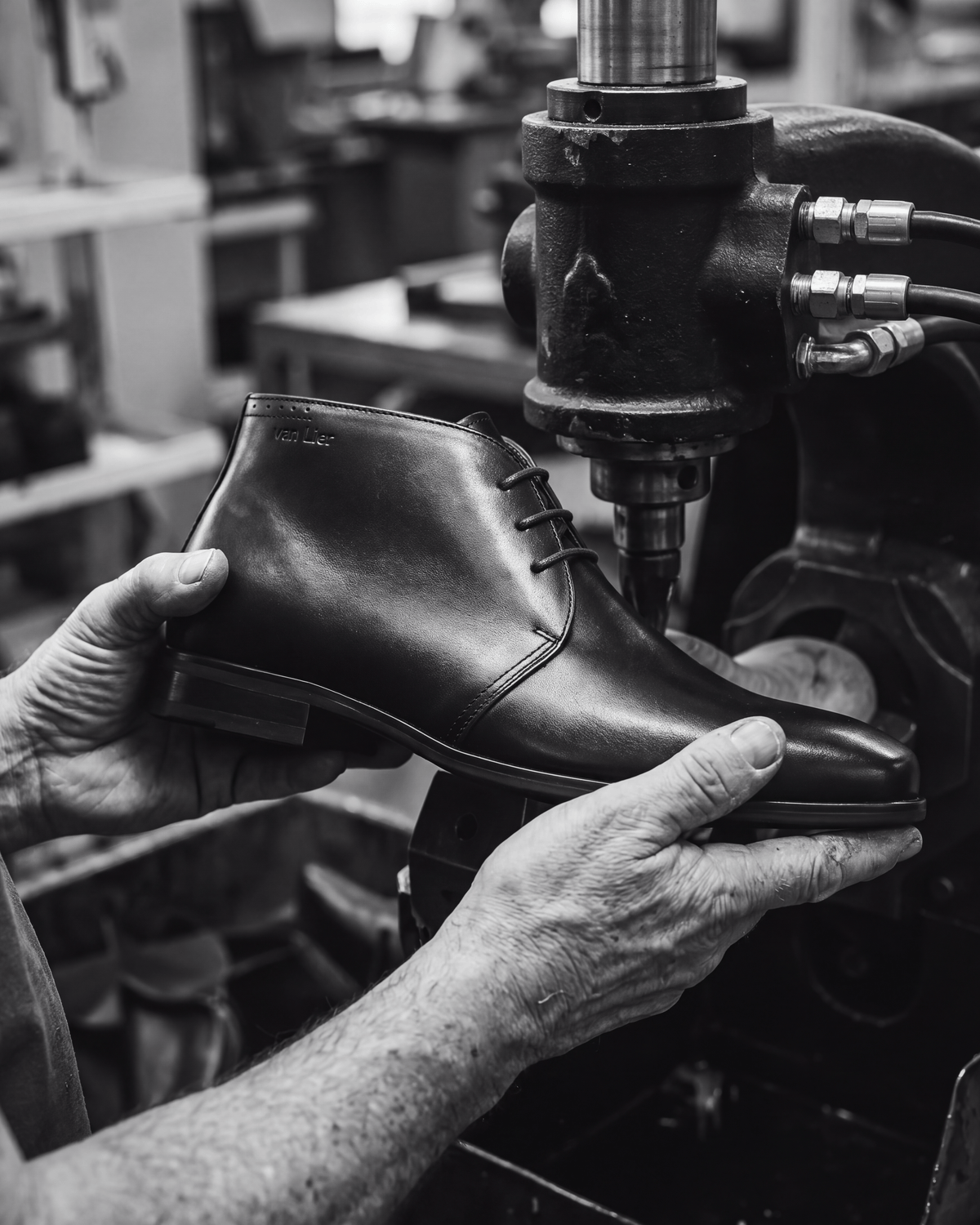 Zwart gladleren met rubberen zool Rhodes halfhoge veterschoen – vakmanschap in de fabriek