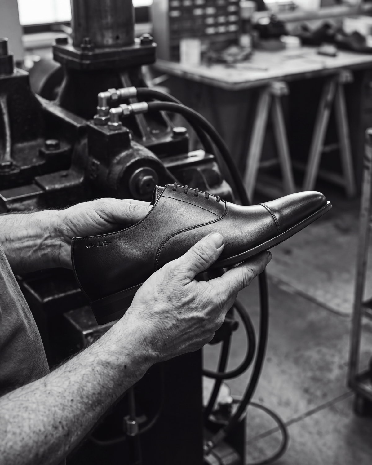 Zwart gladleren met rubberen zool Rhodes veterschoen – vakmanschap in de fabriek