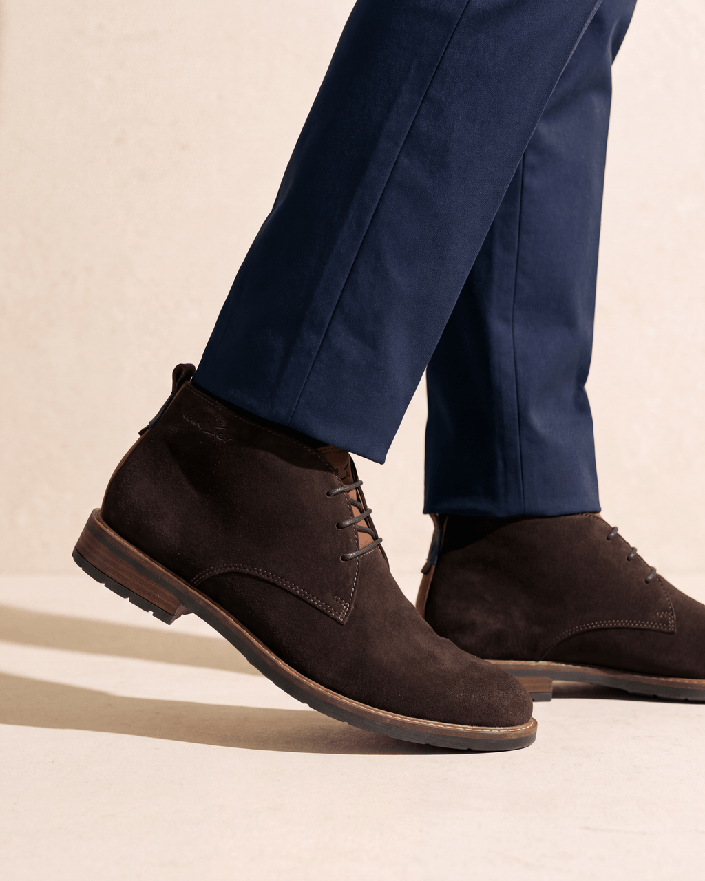 Donker bruin suède Boston boot – close-up van het paar op een kalkstenen vloer, tweede hoek