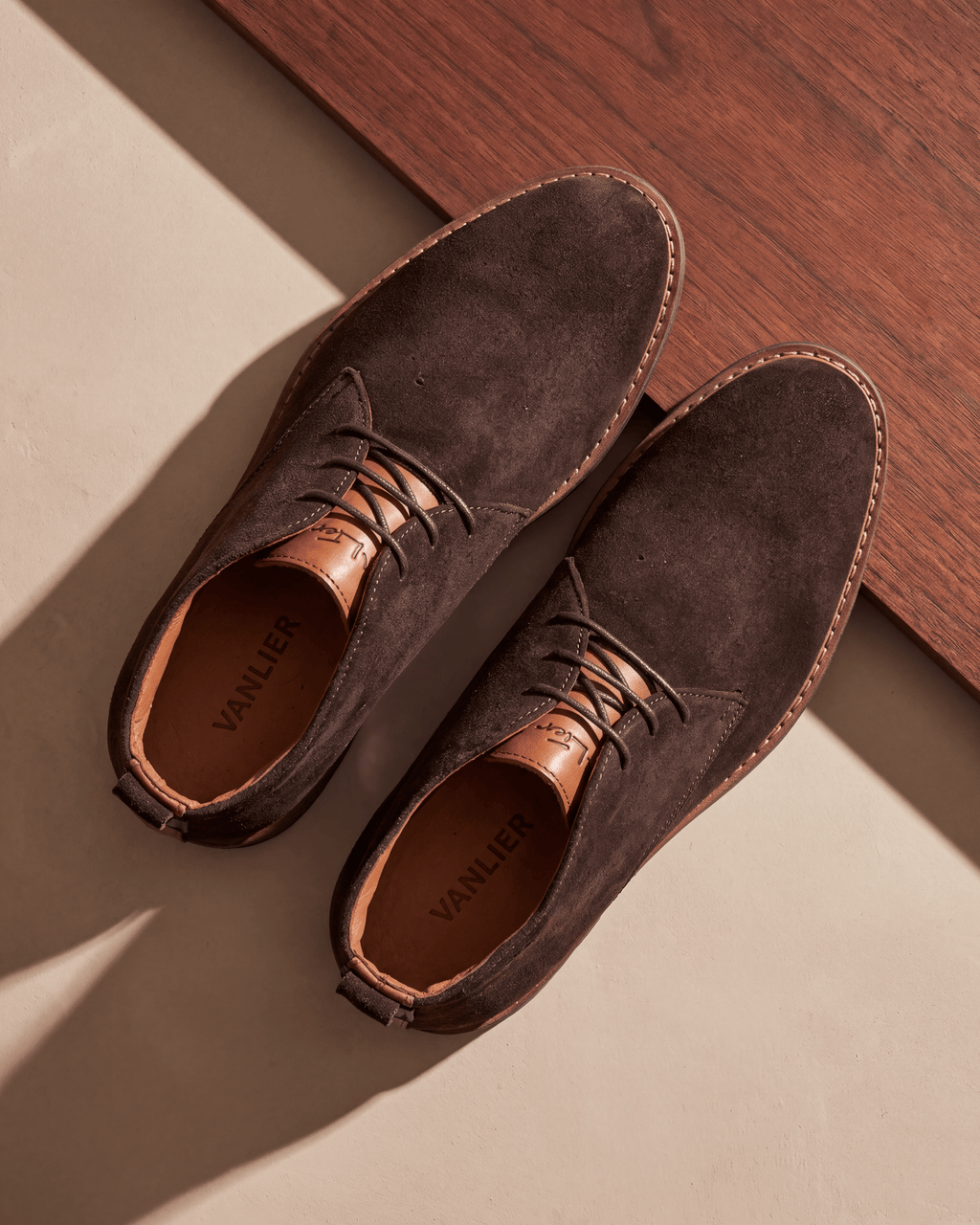 Donker bruin suède Boston boot – stilleven op hout en pleisterwerk
