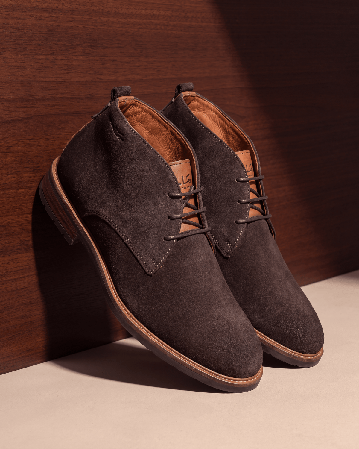 Donker bruin suède Boston boot – tweede compositie op hout en pleisterwerk