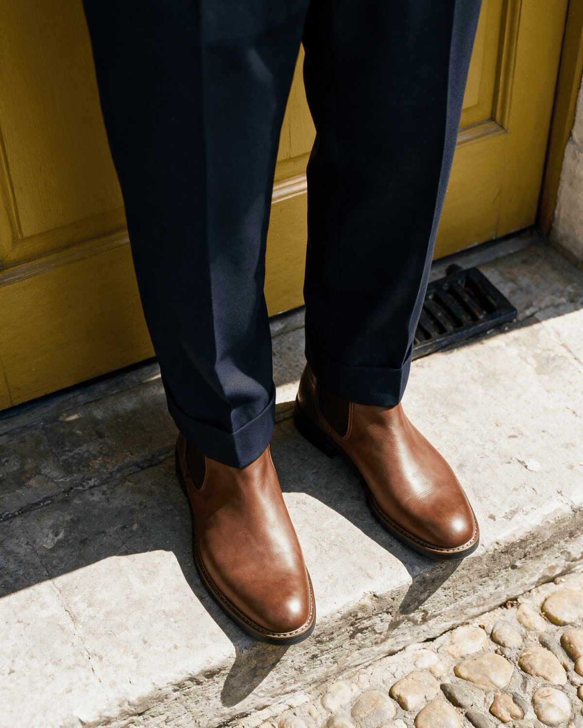 Cognac gladleren Boston chelsea boot – gedragen, gezien van boven bij een drempel