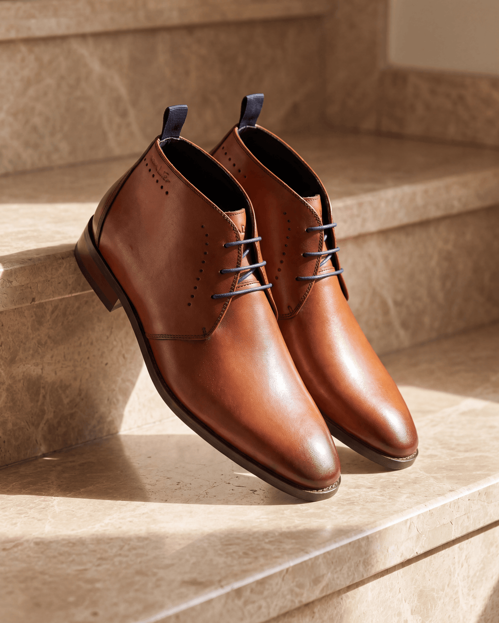 Cognac gladleren Bregenz halfhoge veterschoen – detail op warm marmer