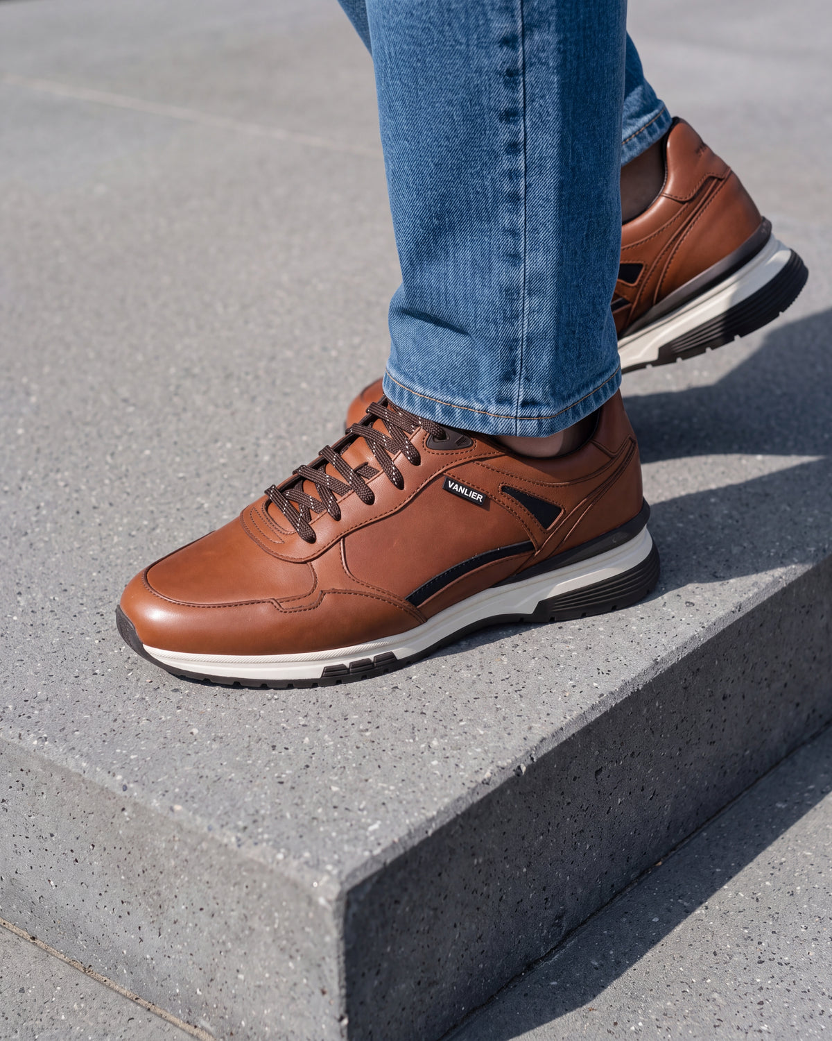 Cognac gladleren Veneto sneaker – close-up van het paar op een betonnen vloer