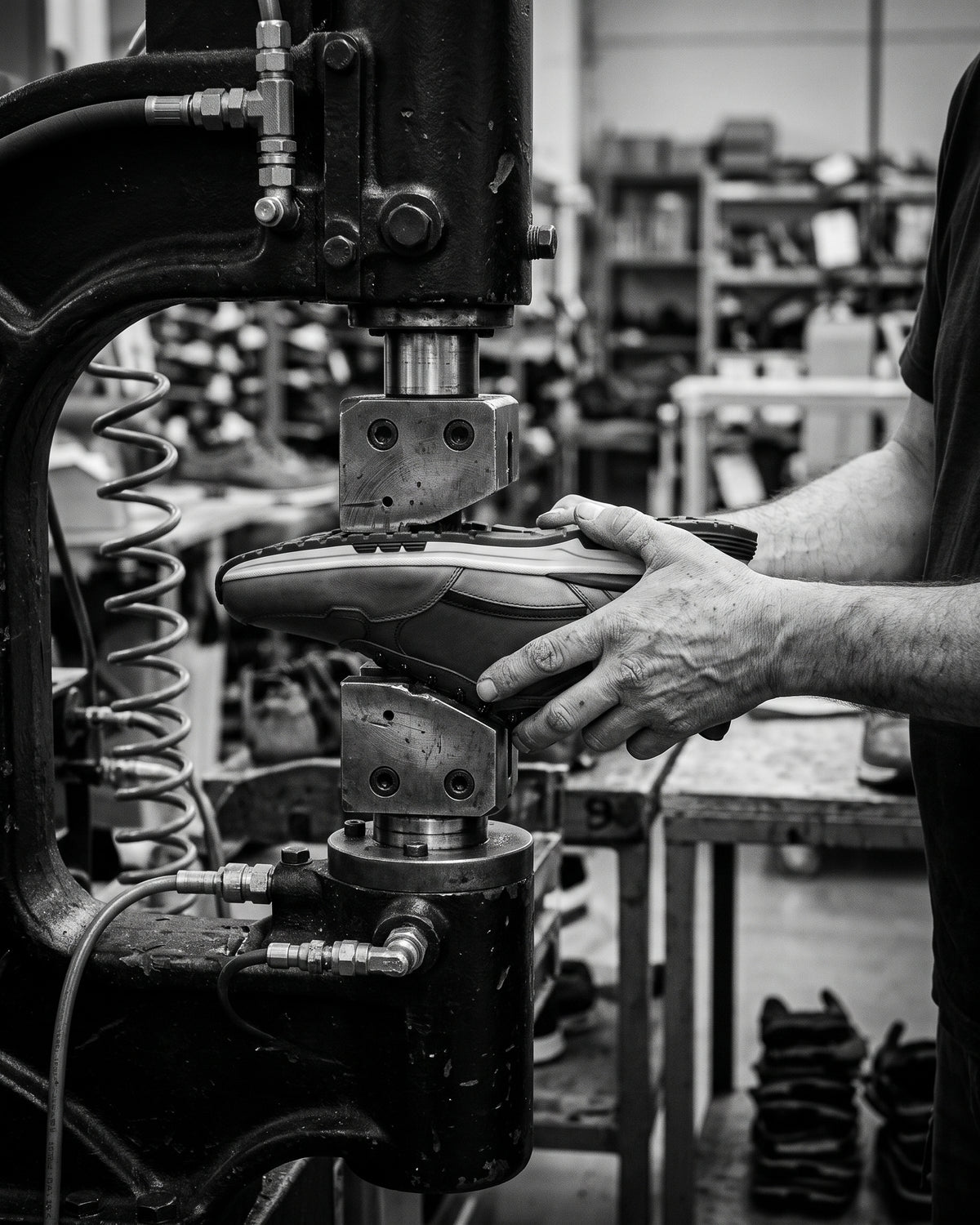 Cognac gladleren Veneto sneaker – vakmanschap, schoen in de werkplaats