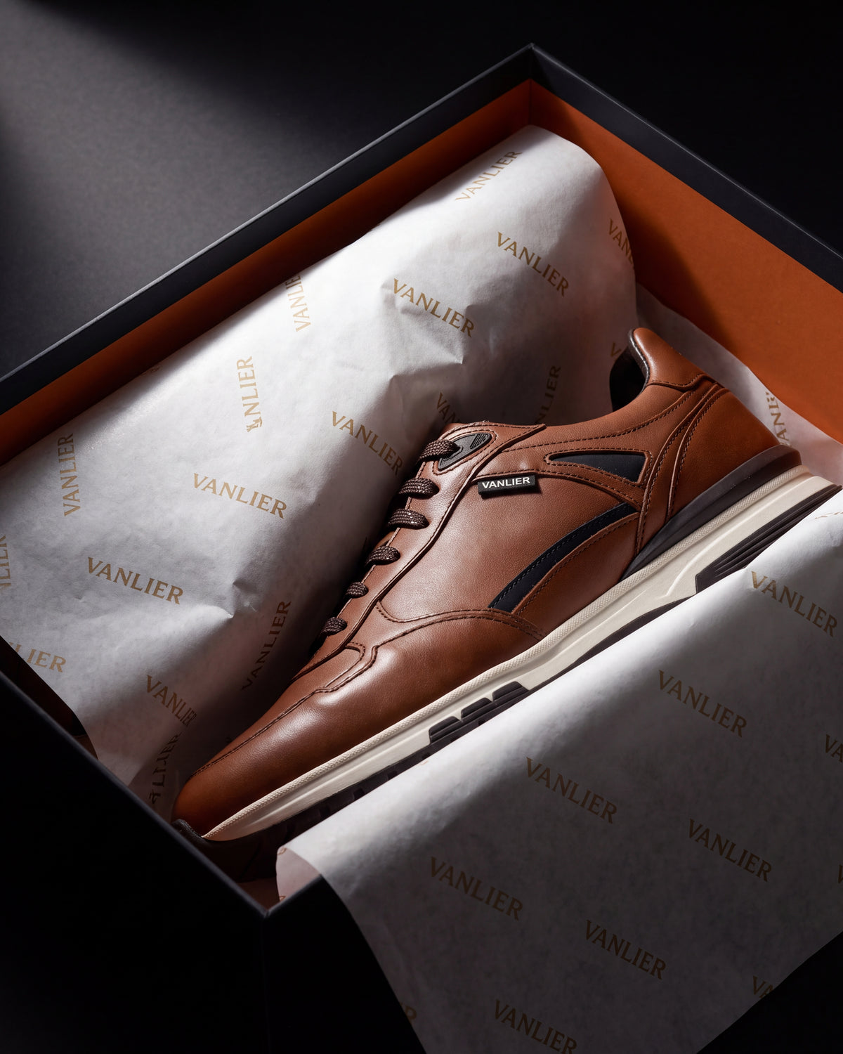Cognac gladleren Veneto sneaker – in de geopende schoenendoos