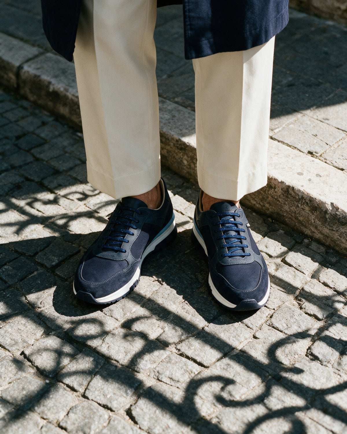 Blauw nubuck Veneto sneaker – gedragen, kijkend naar de keien