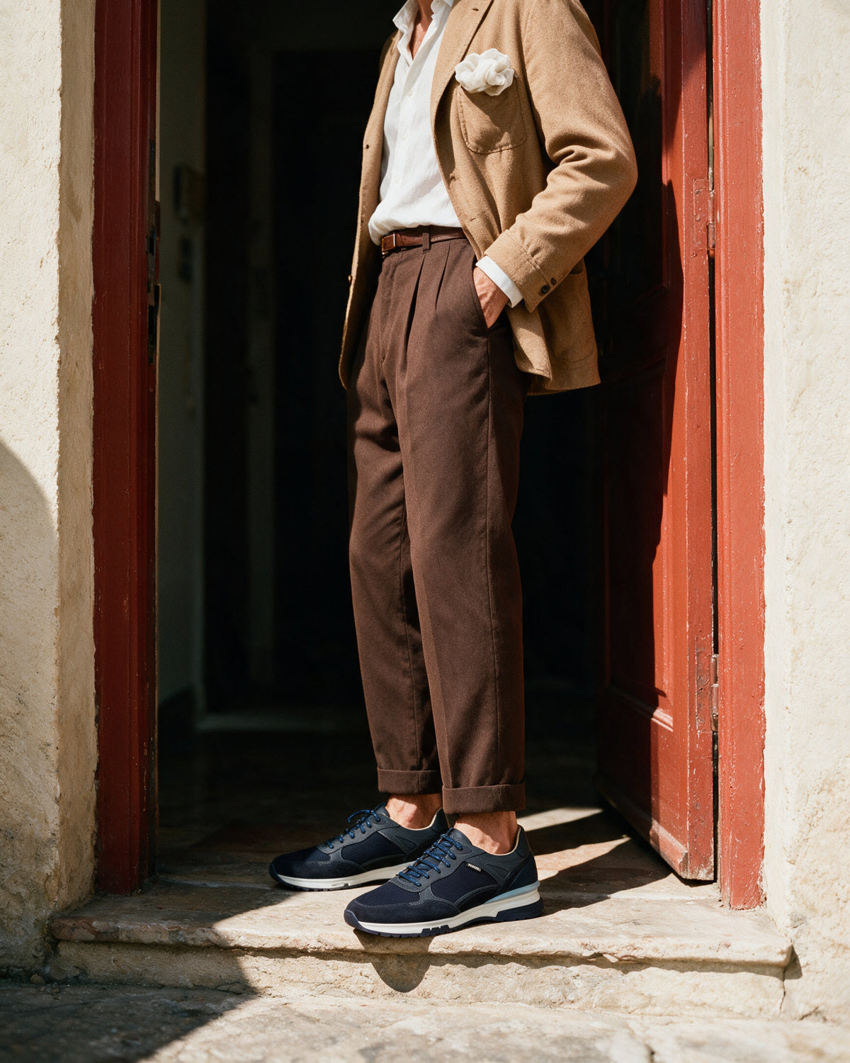 Blauw nubuck Veneto sneaker – gedragen bij een rode deur in een streep zonlicht