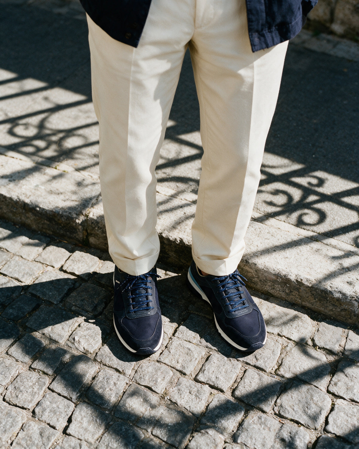Blauw nubuck Veneto sneaker – gedragen, kijkend naar de keien