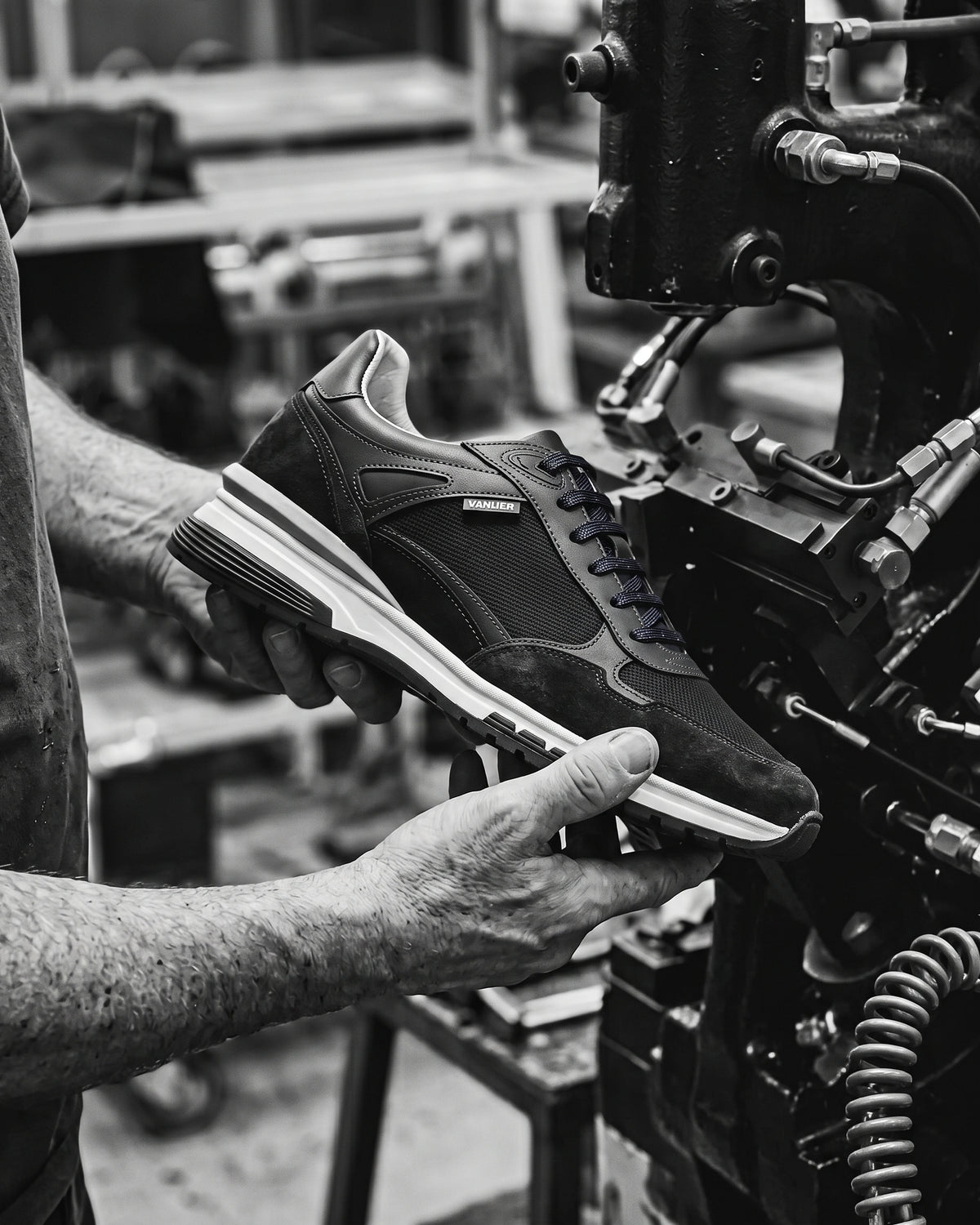 Blauw nubuck Veneto sneaker – zwart-wit foto van het ambachtelijke productieproces