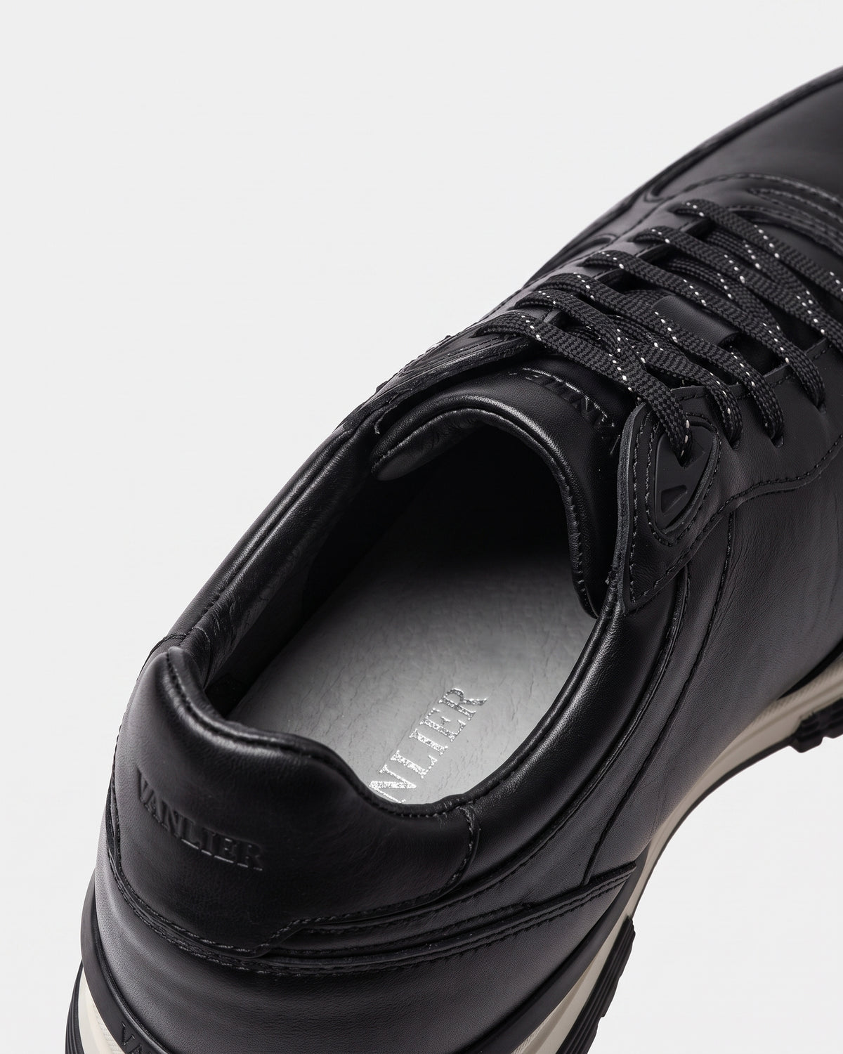 Zwart gladleren Veneto sneaker – macro-detail van het leer
